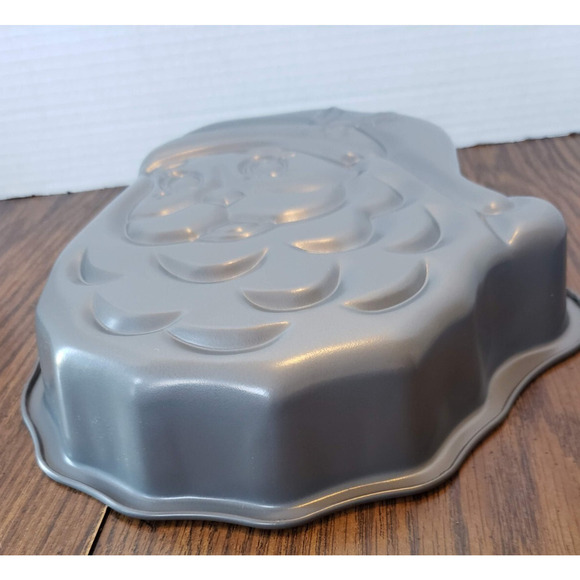 Ecco Bakers Secret Santa Claus Face Christmas Holiday Non Stick Cake Pan - Picture 3 of 6